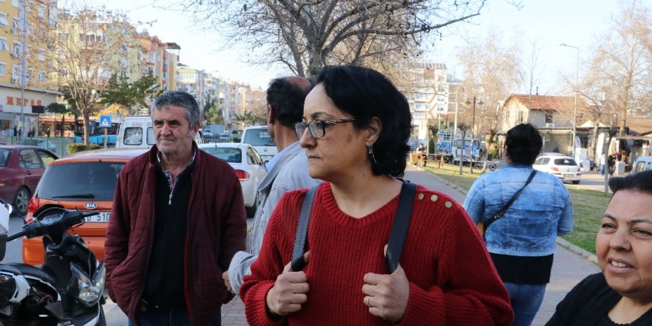 Çarptığı motosikletteki kadının yaralandığını gören kadın şoku üzerinden atamadı
