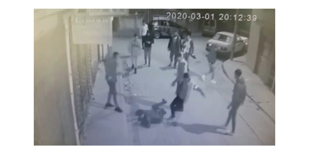 Konya’da tekme tokat dövülen gencin gasp edilme anı kamerada