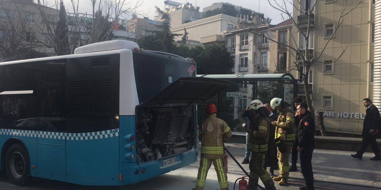 İETT otobüsünün motorunda çıkan yangın söndürüldü