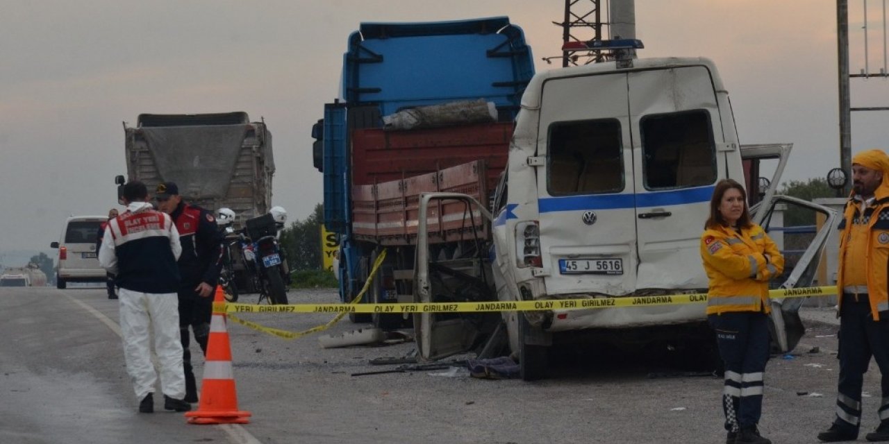 Manisa’da feci kaza: 2 ölü 8 yaralı