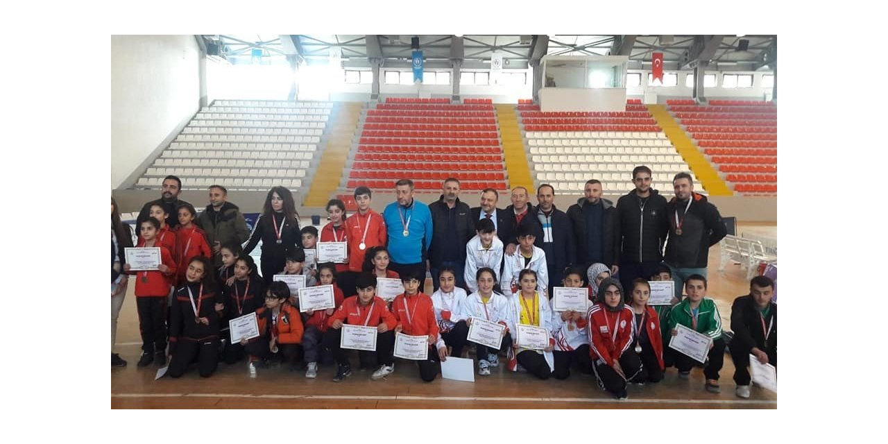 Vanlı tenisçiler yarı finale yükseldi