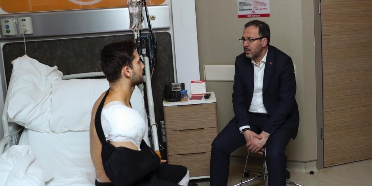 Bakan Kasapoğlu’ndan İbrahim Çolak’a geçmiş olsun ziyareti