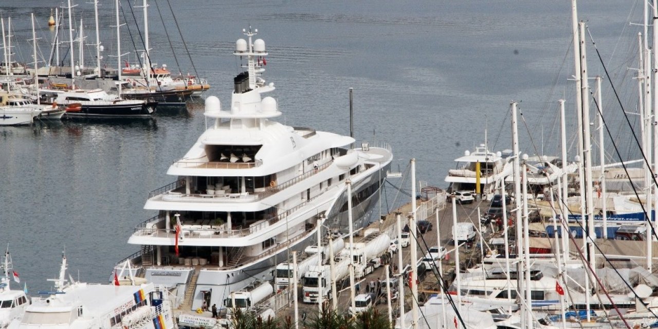 Fethiye’ye gelen lüks yata 230 bin litre yakıt ikmali yapıldı