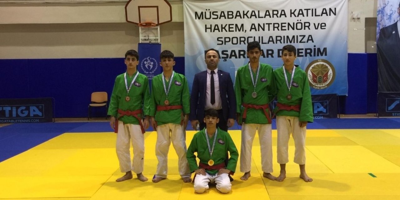 Batmanlı sporcular kuraş şampiyonasına damga vurdu