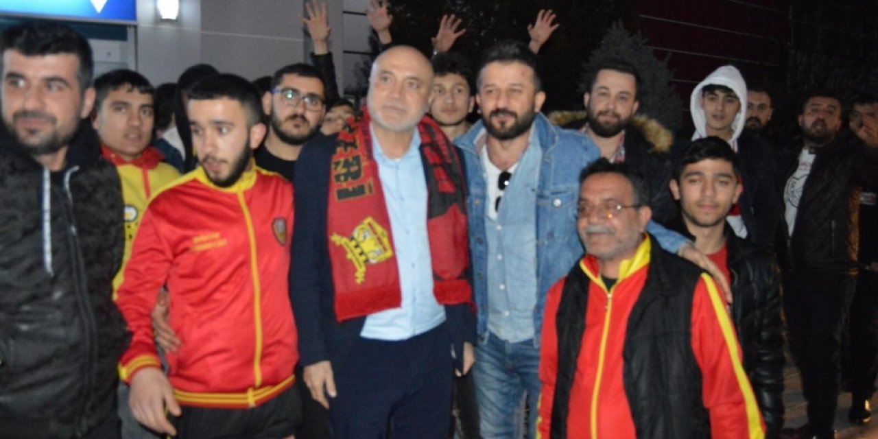 Yeni Malatyaspor taraftarından Hikmet Karaman’a coşkulu karşılama