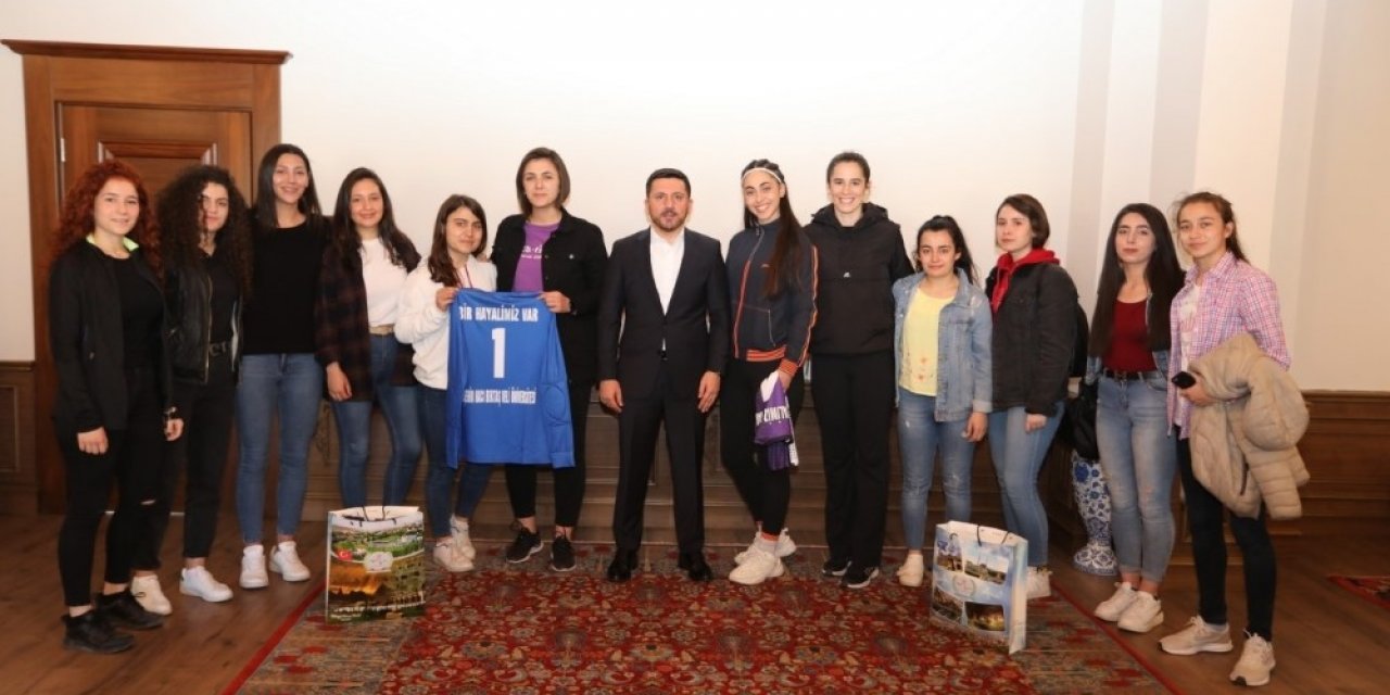 Belediye Başkanı Arı, genç sporculara forma hediye etti