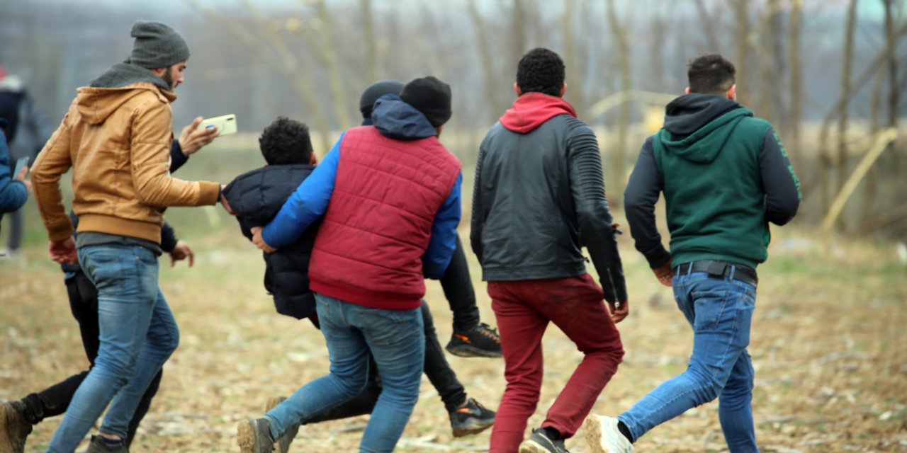 Yunan askerlerinin yaraladığı düzensiz göçmenler tedavi ediliyor