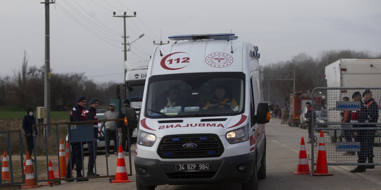 Yunanistan'a geçmek isteyen sığınmacılar tarlaları aşarak sınıra ulaşıyor