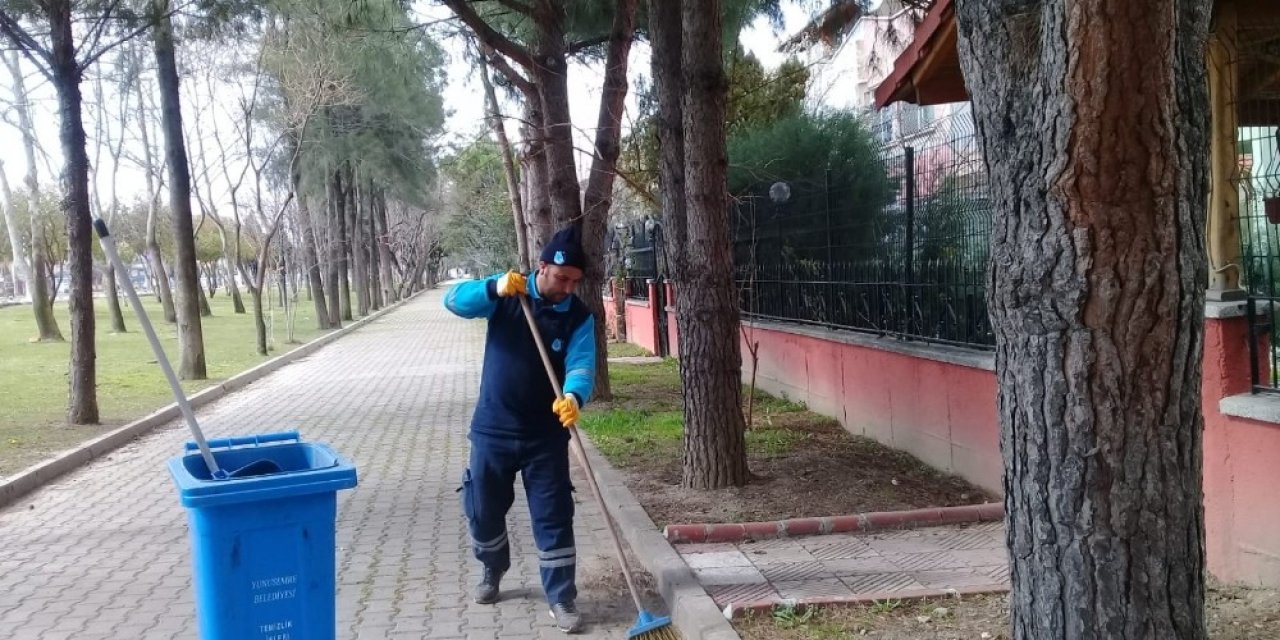 Temizlik işçisi bulduğu cüzdanı sahibine teslim etti
