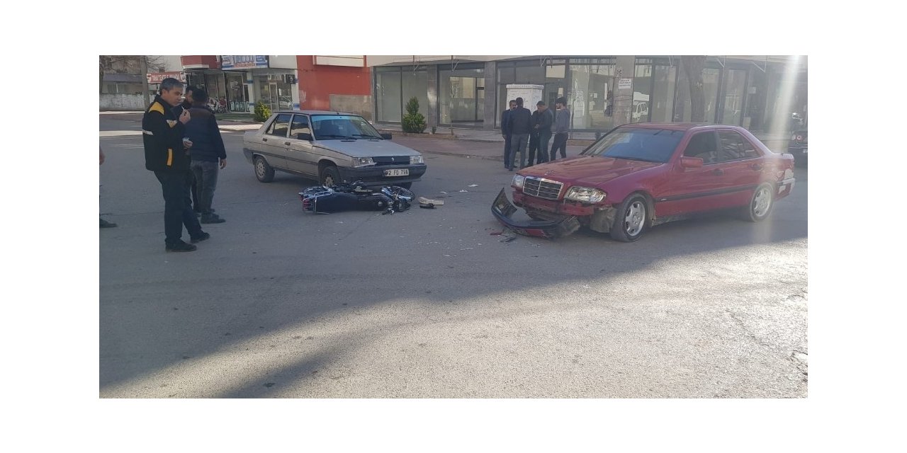Otomobil ile motosiklet çarpıştı: 1 yaralı