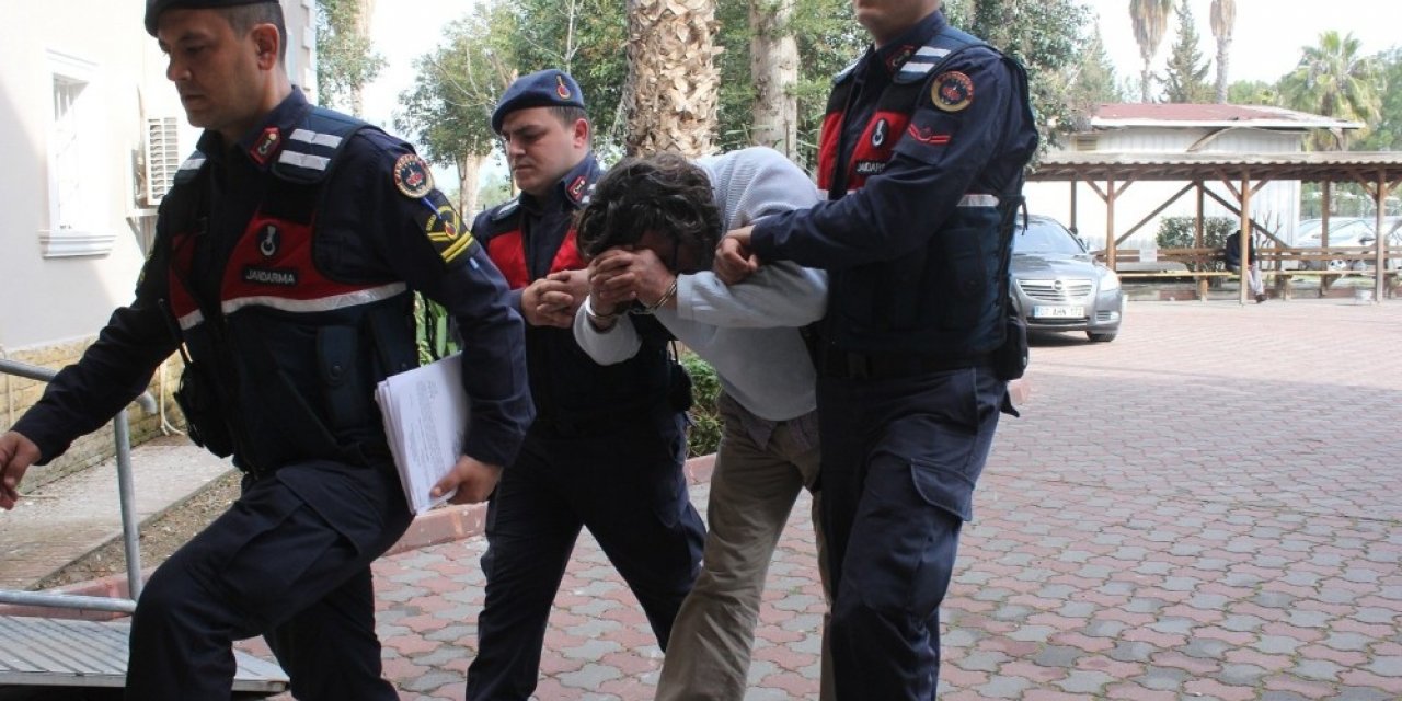 Aranan şahıs için baskın yaptıkları evde uyuşturucu tarlasıyla karşılaştılar