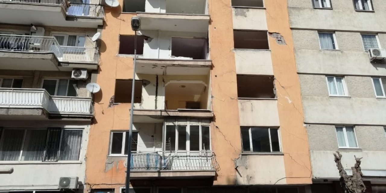 Depremin zarar verdiği 7 katlı binanın yıkımına başlandı