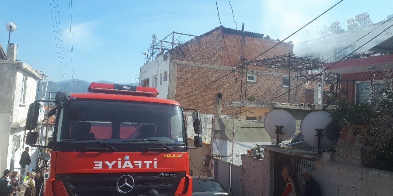 Çatıdaki çıkan yangın korkuttu