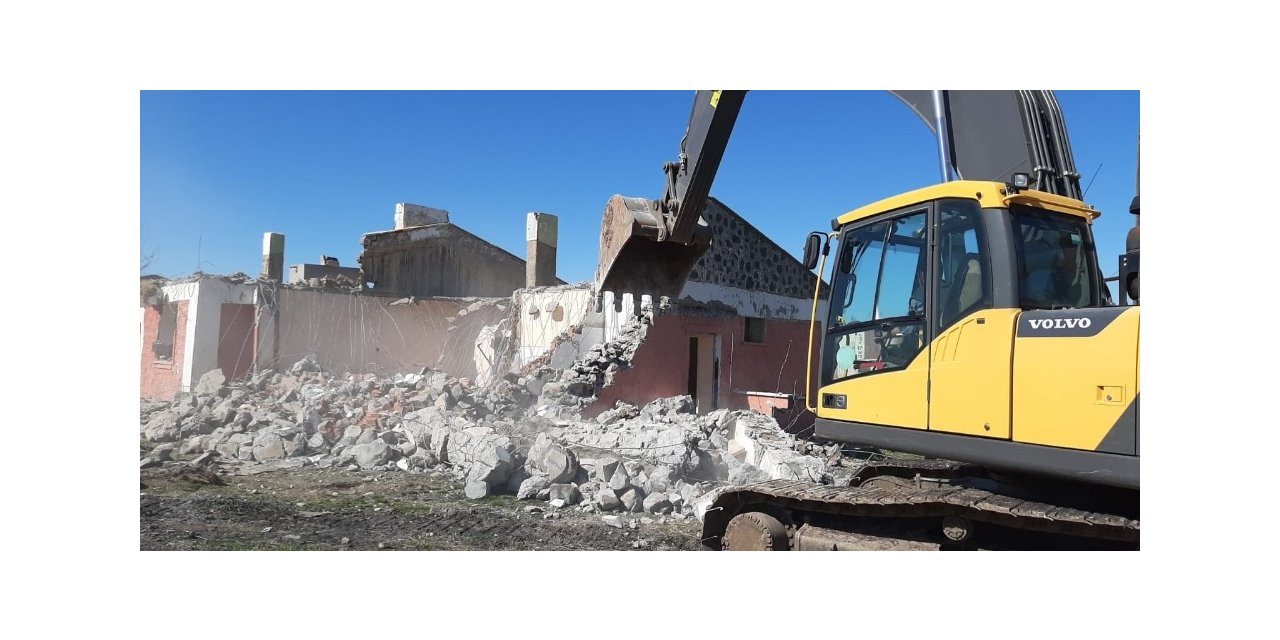 Diyarbakır’da depremde zarar gören okul yıkıldı