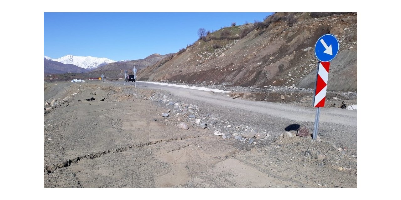 Kulp’ta yol çöktü, ulaşımda aksamalar yaşandı