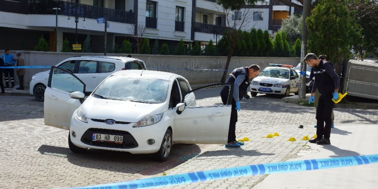Kız arkadaşı ve annesine kurşun yağdırdı