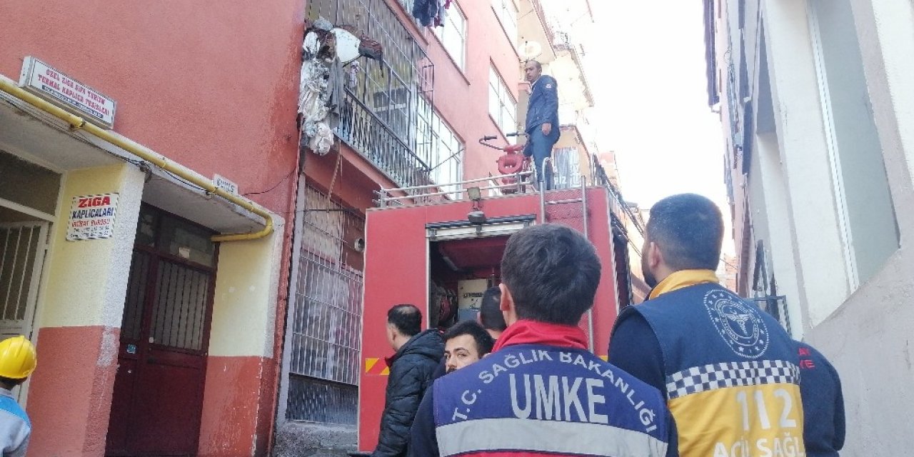 İki bina arasına atılan çöpler yandı