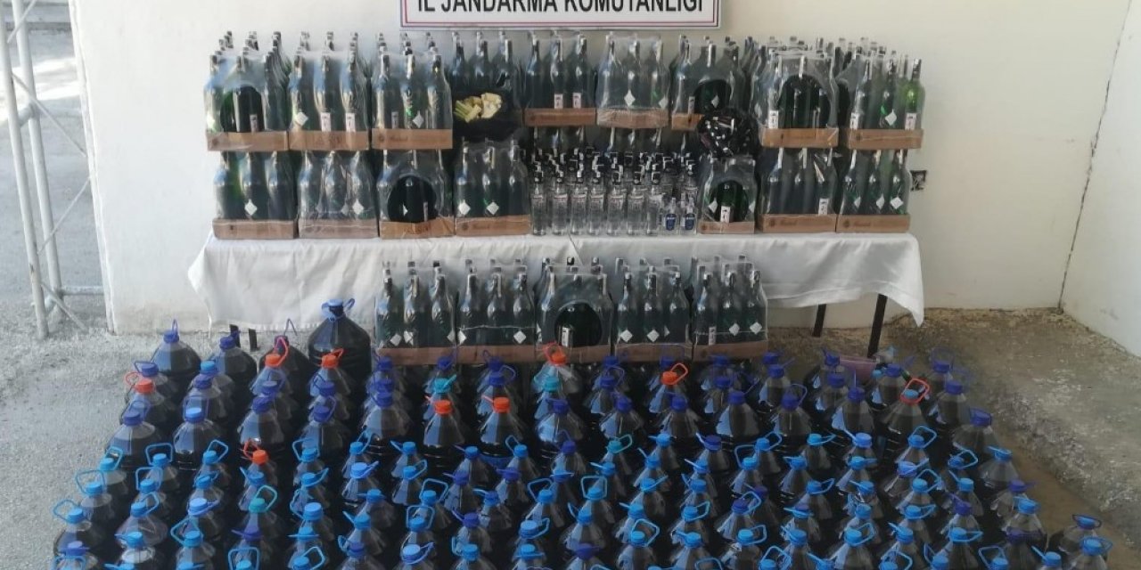 İki ilde eş zamanlı operasyon: 15 ton kaçak içki ele geçirildi, 14 gözaltı