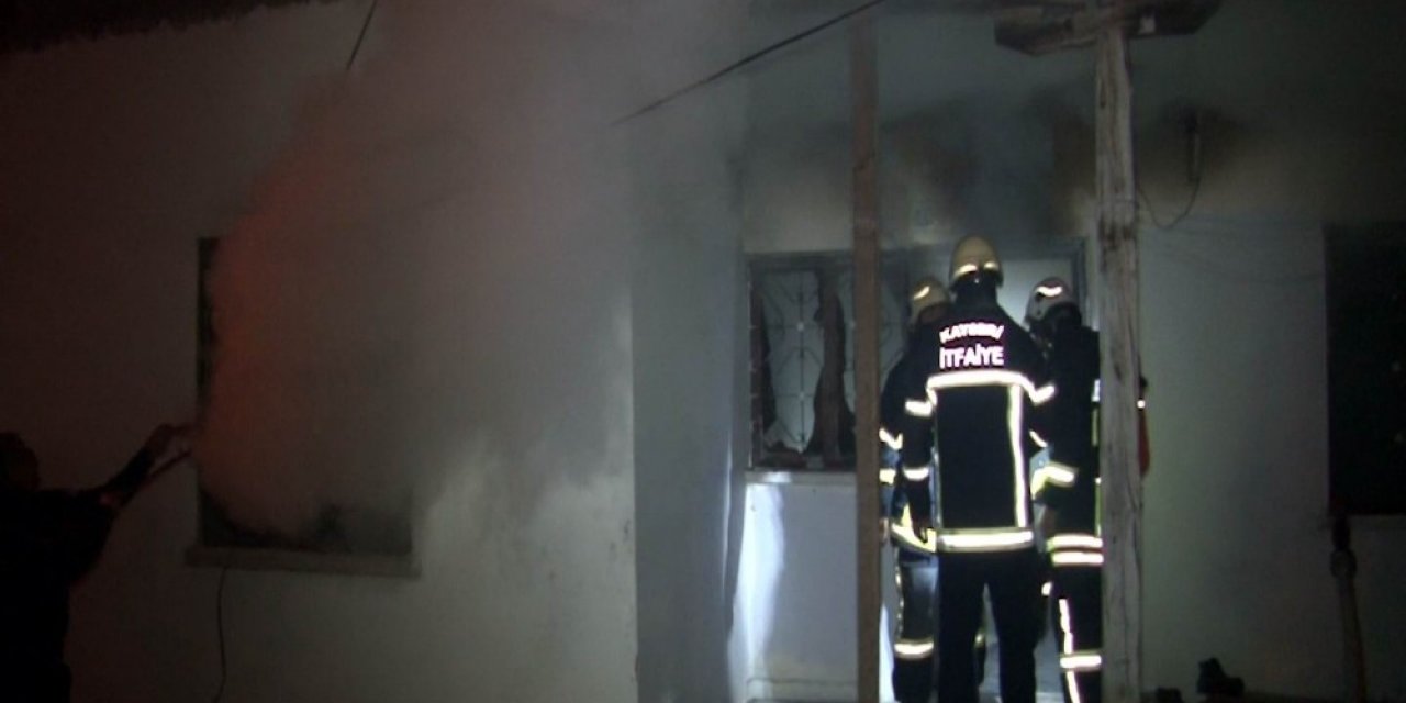 Müstakil ev çıkan yangında kullanılamaz hale geldi