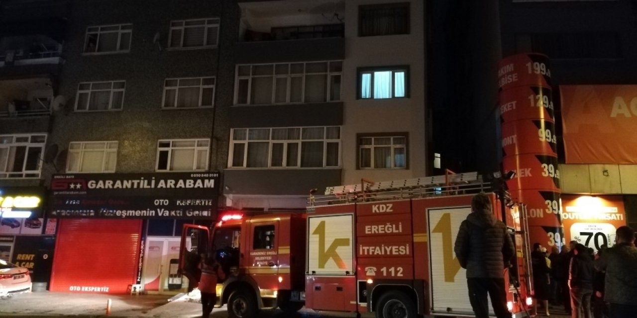 Yangın mahalleliyi gece sokağa döktü