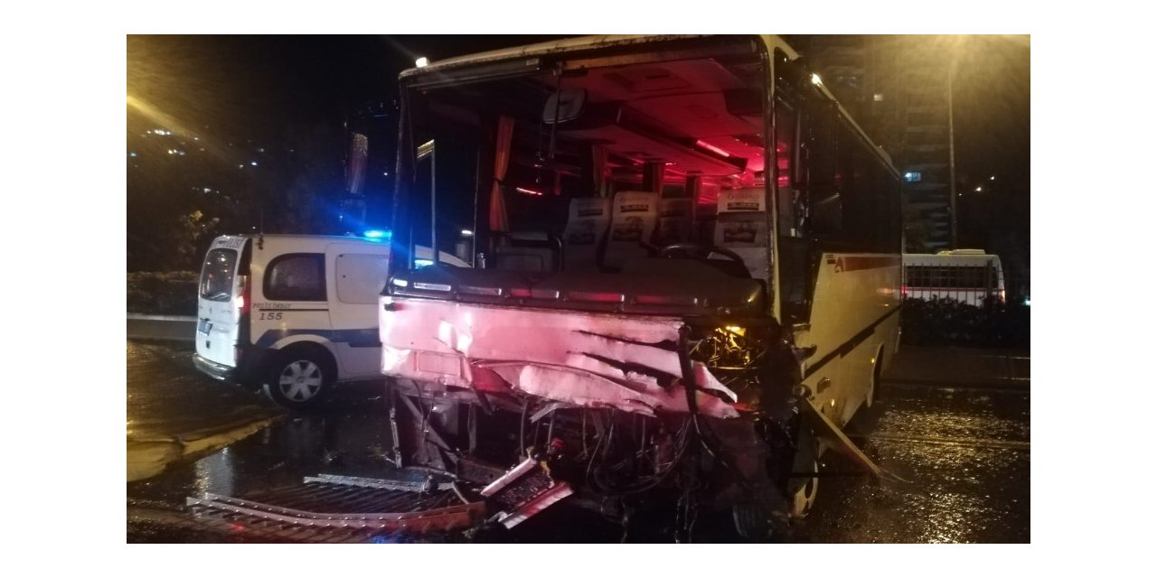 İzmir’de refüjü ve demir parmakları aşan servis aracı karşı şeride geçti