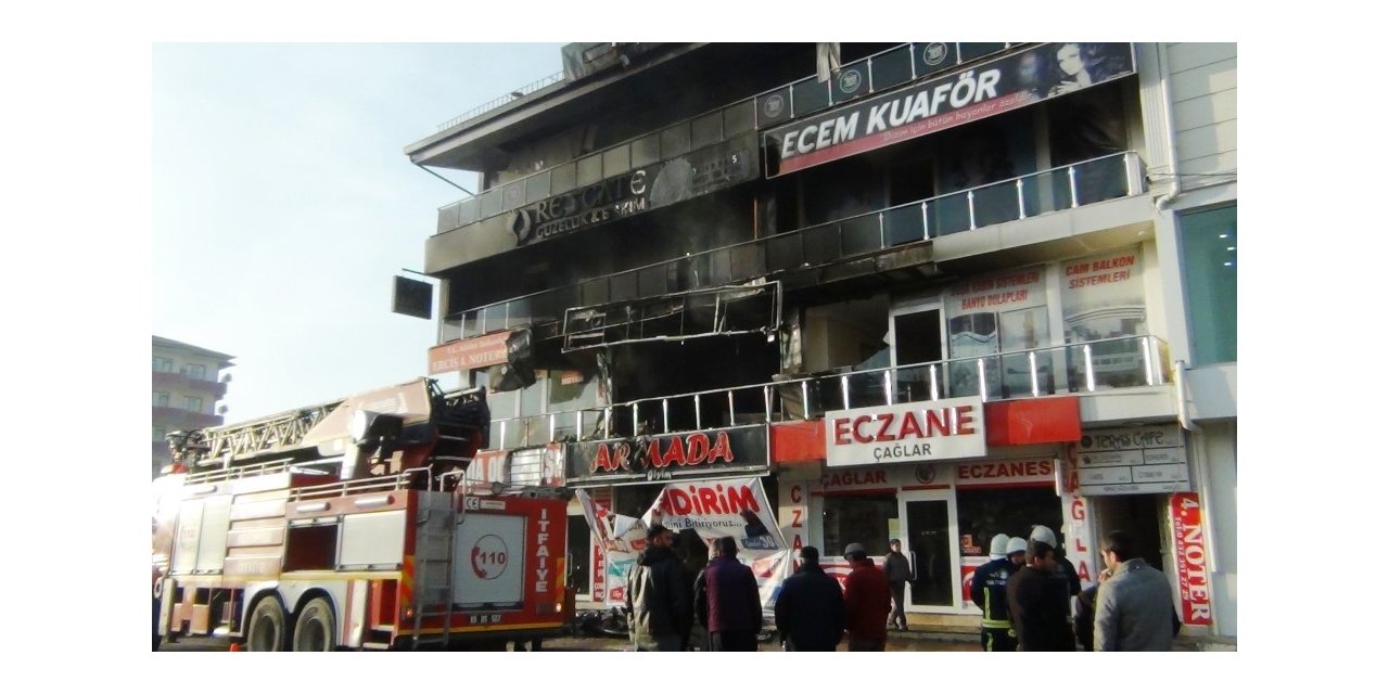 Erciş’te yangın, 8 iş yeri hasar gördü