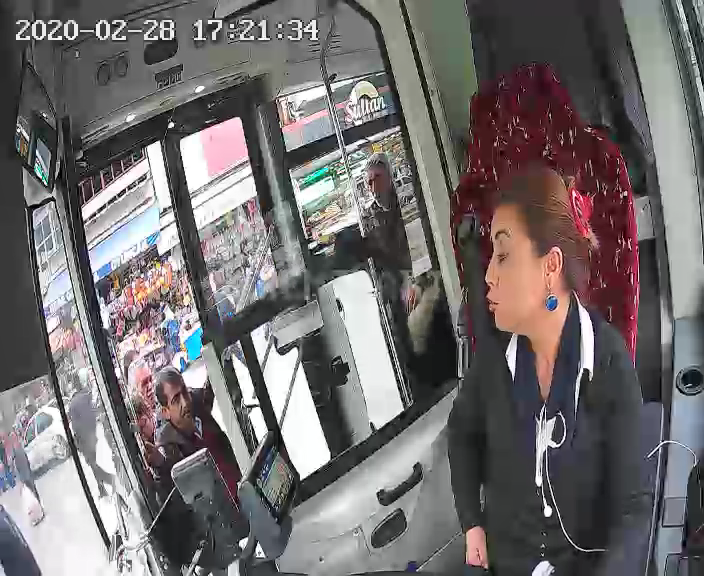 Kadının cep telefonunu böyle çaldı