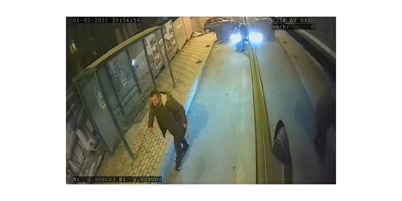 Dikkatsiz motosiklet sürücüsünün otobüsten inen kadına çarptığı anlar kamerada