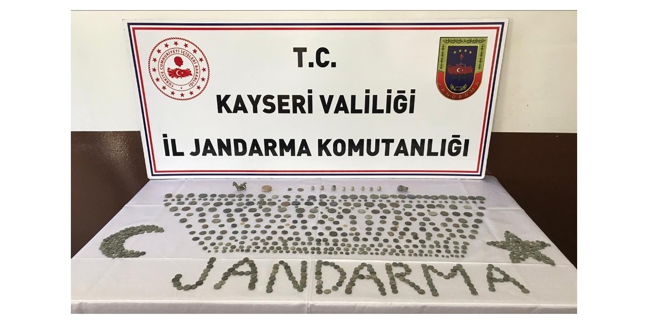 Jandarmanın arama yaptığı evde 711 adet tarihi eser ele geçirildi