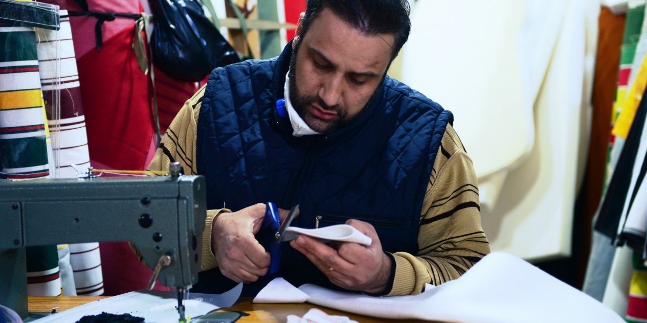 Iraklı esnaf, karaborsaya düşen tıbbi maskeleri kendi üretiyor