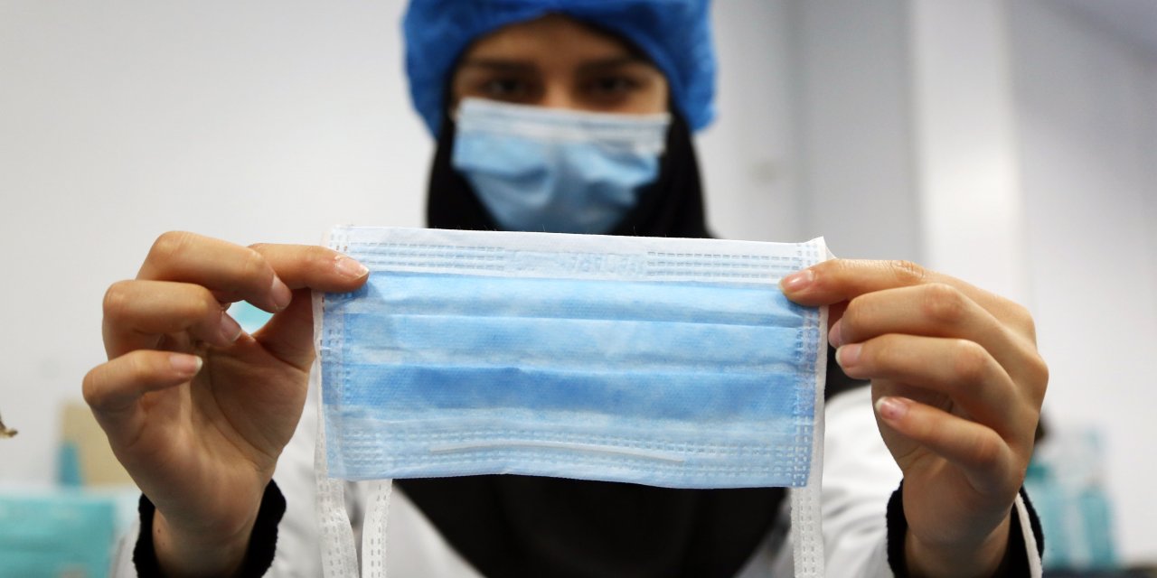 İran'da fabrikalar, tıbbi maske yetiştirebilmek için 24 saat çalışıyor