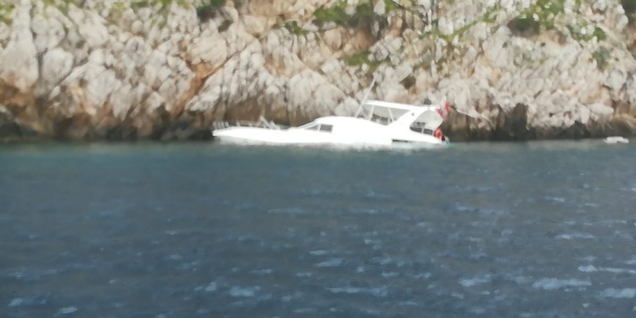 Güney Ege’de su alan teknenin imdadına sahil güvenlik yetişti