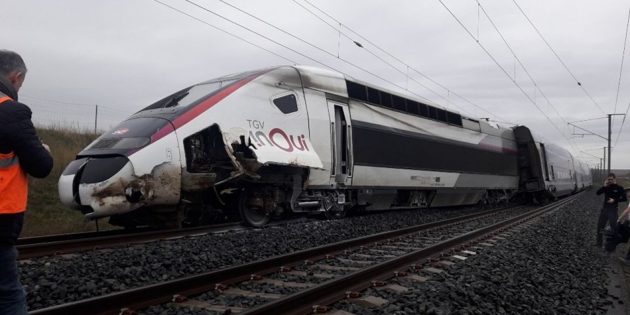 Fransa’da tren raydan çıktı: 10 yaralı