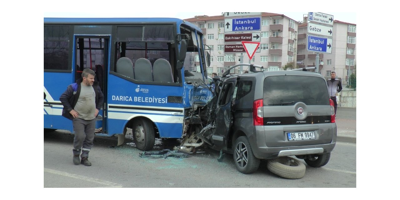 Kocaeli’de öğrenci taşıyan minibüs kaza yaptı: 27 yaralı