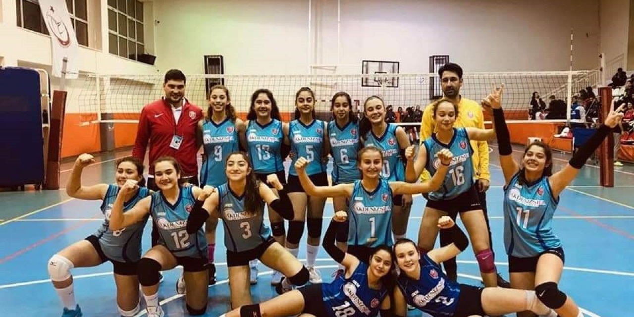 Kepez’in küçük kızlar voleybol takımından galibiyet