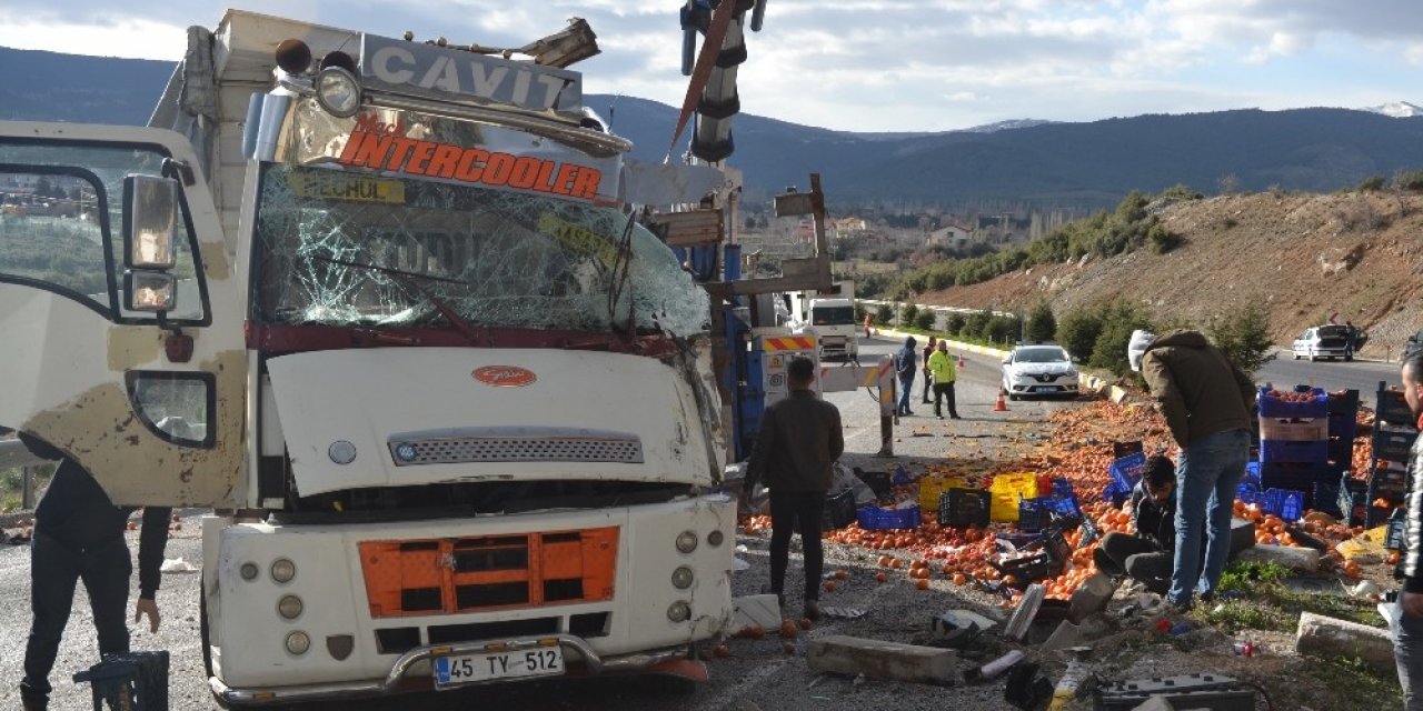 Devrilen kamyondaki tonlarca meyve ve sebze yola saçıldı