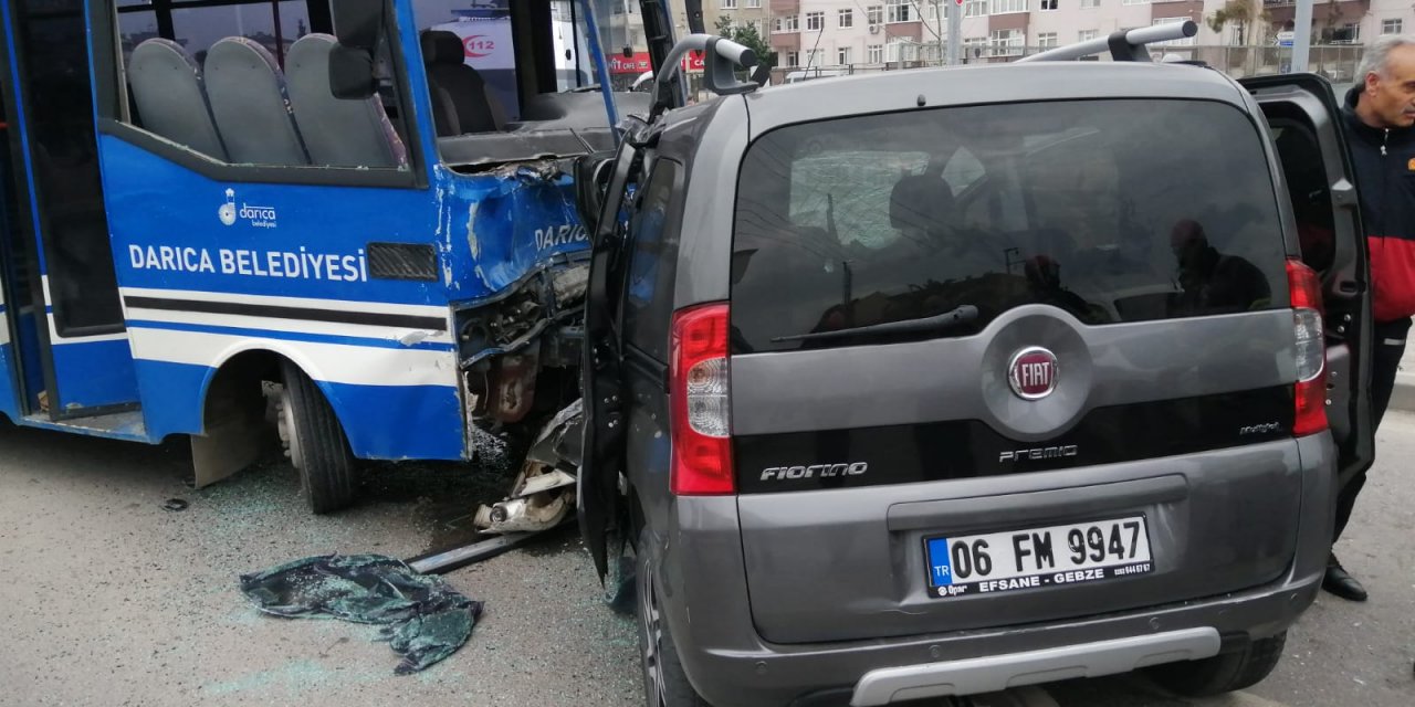 Kocaeli'de hafif ticari araç ile midibüs çarpıştı: 20 yaralı