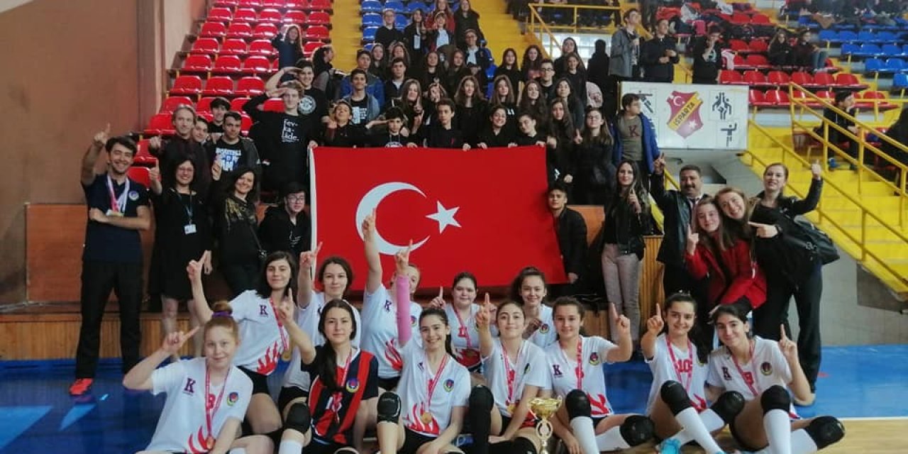Isparta TED Koleji genç kızlarından şampiyonluk