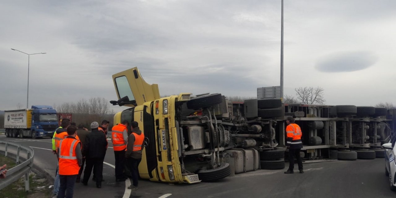 Düzce'de devrilen tır otoyolda ulaşımı aksattı