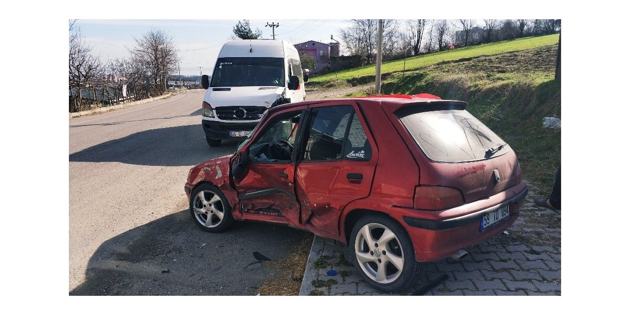 Samsun’da öğrenci servisi otomobille çarpıştı: 4 yaralı