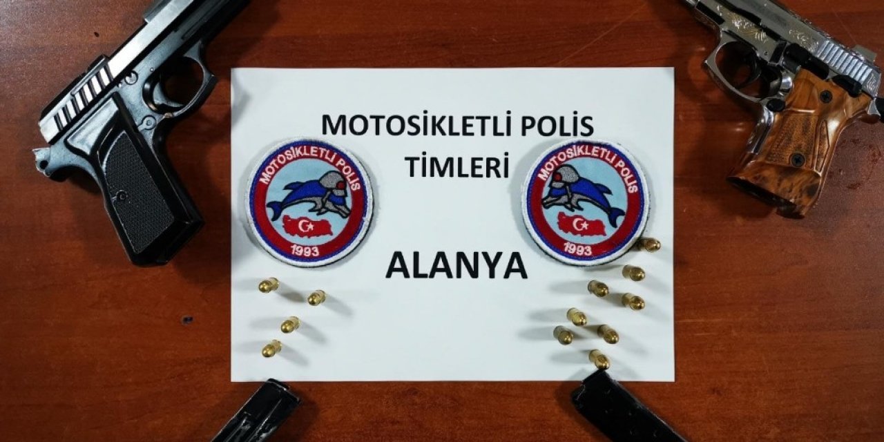 Şüphe üzerine durdurulan araçlardan ruhsatsız tabanca çıktı