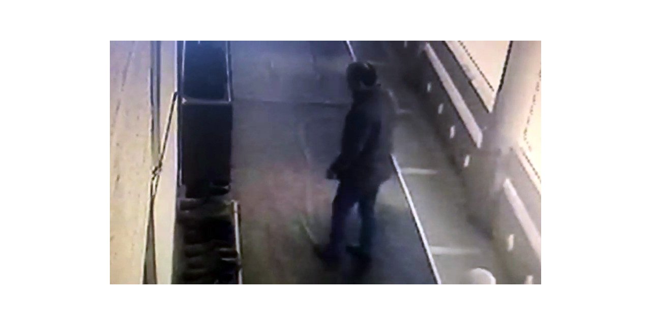 Camiden ayakkabı hırsızlığı kameraya böyle yansıdı