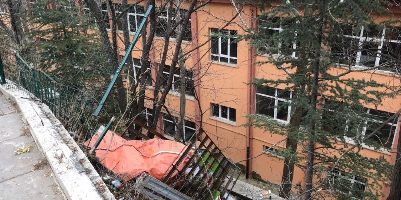 Ankara’da kamyonet okul bahçesine uçtu: 3 yaralı