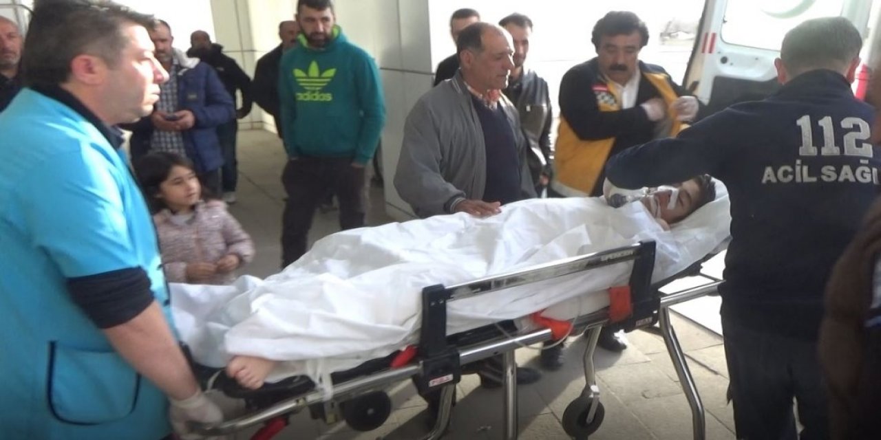 Salıncakta sallanan çocuğun boynuna ip dolandı!
