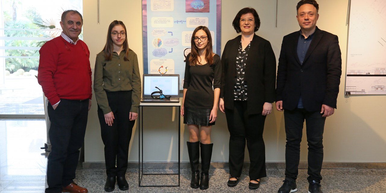 Çiğli Fen Lisesi öğrencileri yatalak hastalar için beyin dalgalarıyla çalışan iletişim sistemi tasarladı