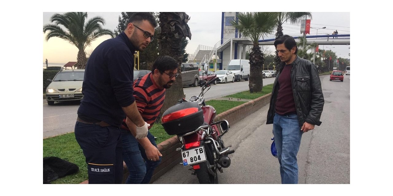 Dengesini kaybedip motosikletten düşen sürücü yaralandı