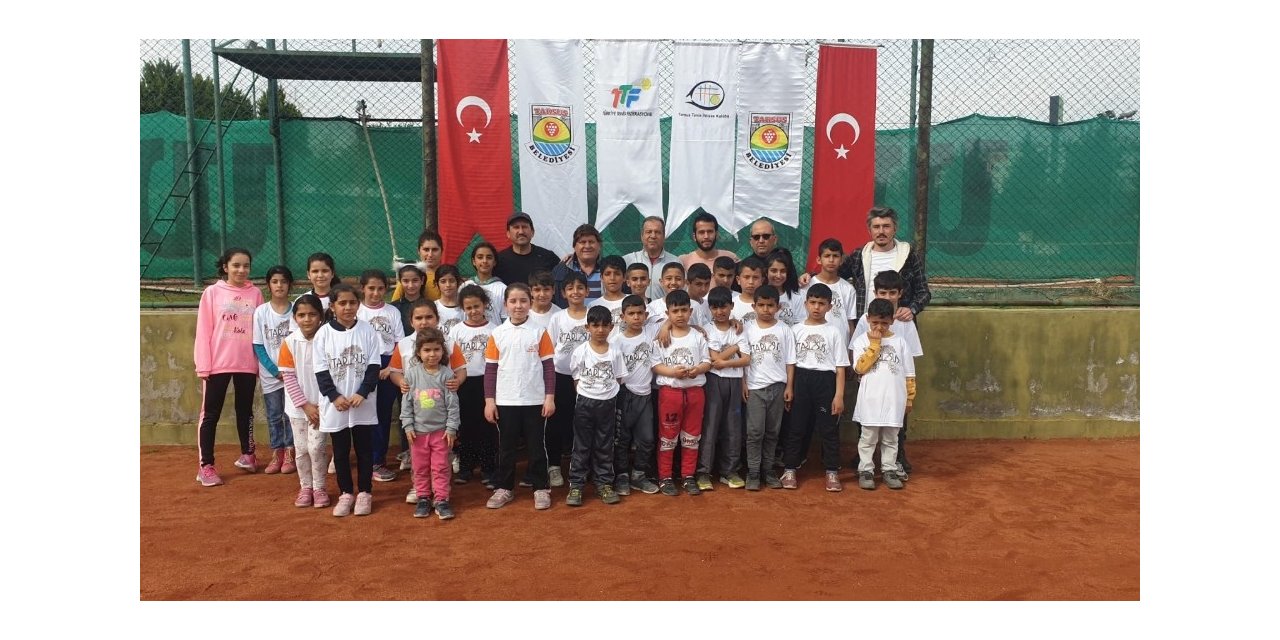 Tarsus’ta çocuklar tenisle tanışıyor