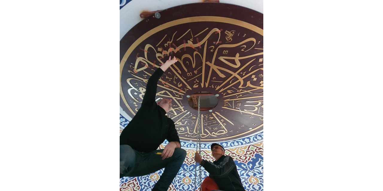 Camilerin kubbe ve duvarları öğrencilerin eliyle şekilleniyor