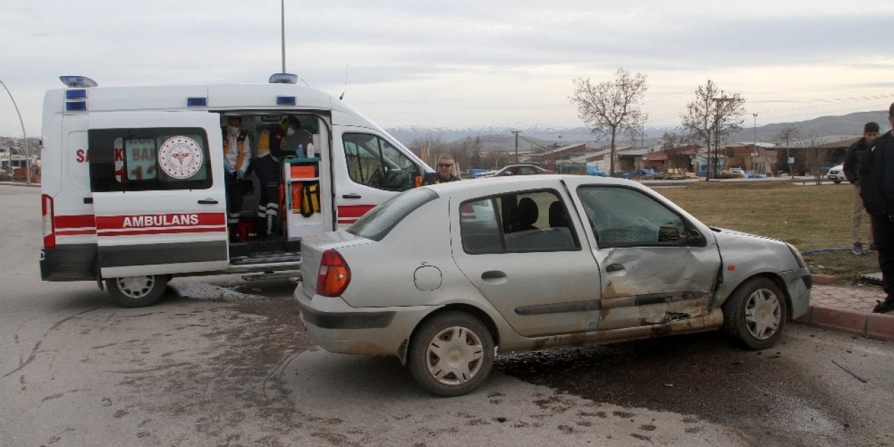 Elazığ’da minibüs ile otomobil çarpıştı: 1’i çocuk 4 yaralı