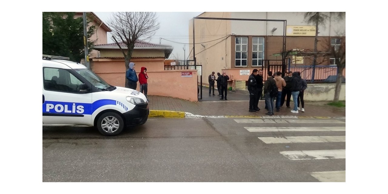 Pendik’te lise öğrencileri ile gençlerin kavgası kanlı bitti: 3 yaralı